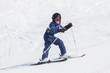 Kind beim Skifahren