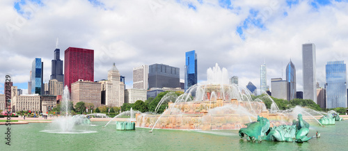 Photo: Chicago skyline with Buckingham fountain Chicago skyline with Buckingham fountain