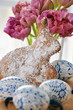 Osterhase mit Tulpen