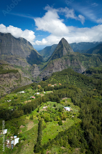 Photo: Habitations au coeur du cirque de Mafate - Réunion Habitations au coeur du cirque de Mafate - Réunion