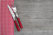 Brotzeit - Messer und Gabel mit karierter Serviette