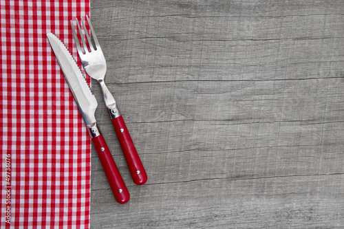 Photo: Brotzeit - Messer und Gabel mit karierter Serviette Brotzeit - Messer und Gabel mit karierter Serviette
