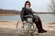 Frau im Rollstuhl in der Natur