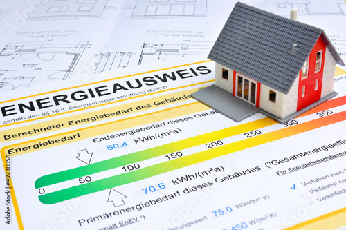 Photo: Energieausweis und Modell des Hauses Energieausweis und Modell des Hauses
