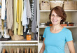 Foto: Smiling woman near closet Smiling woman near closet