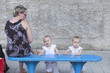 Mallorca- Sommerferien -Familie wartet auf den Bus