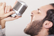 Sänger bei der Aufnahme im Tonstudio
