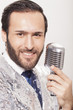 Sänger bei der Aufnahme im Tonstudio