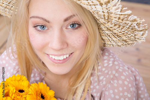 Photo: attraktives mädchen mit blumen attraktives mädchen mit blumen