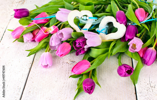 Photo: Herzliche Grüße: Tulpen auf Holz mit 2 Herzen Herzliche Grüße: Tulpen auf Holz mit 2 Herzen