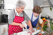 Photo: Junge lernt von der Oma kochen Junge lernt von der Oma kochen