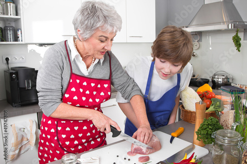 Photo: Junge lernt von der Oma kochen Junge lernt von der Oma kochen