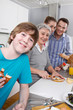 Familie kocht gemeinsam mit der Großmutter