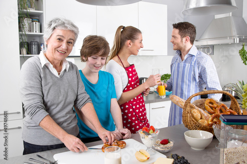 Photo: Happy family - Familie gemeinsam in der Küche Happy family - Familie gemeinsam in der Küche