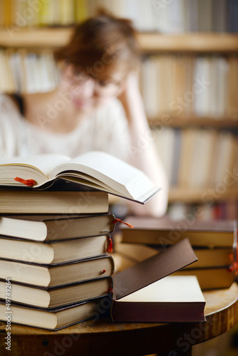 Photo: Frau vor Bücherstapel Frau vor Bücherstapel