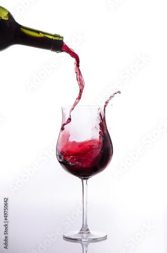 Photo: vino rosso splashing vino rosso splashing