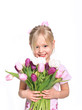 Mädchen mit Blumenstrauß isoliert,