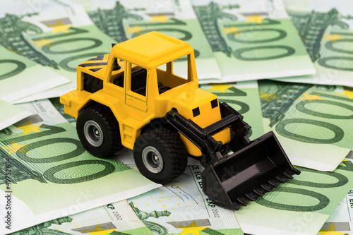 Photo: Bagger auf Euro-Banknoten Bagger auf Euro-Banknoten