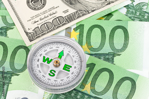 Photo: Euro Geldscheine und Dollar. Euro Geldscheine und Dollar.