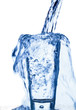 Wasser wird in ein Wasserglas eingefüllt