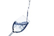 Wasser wird in ein Wasserglas eingefüllt