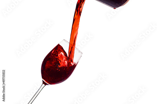 Photo: Rotwein wird in ein Weinglas eingegossen Rotwein wird in ein Weinglas eingegossen