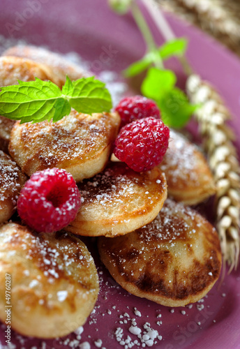 Photo: poffertjes mit himbeeren und minze poffertjes mit himbeeren und minze