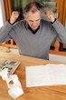 Foto: Mann mit Taschenrechner Ausdruck und Buch Mann mit Taschenrechner Ausdruck und Buch