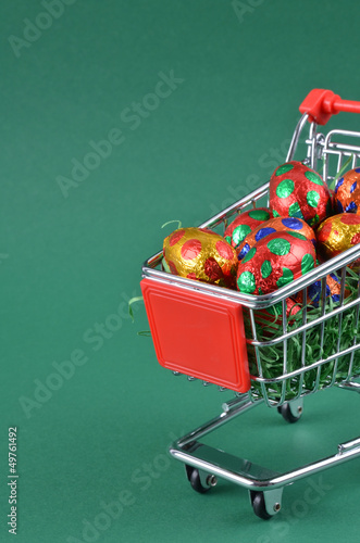 Photo: Einkaufswagen mit Schokoeiern Einkaufswagen mit Schokoeiern