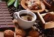 tazza di caffè espresso con macinino in legno