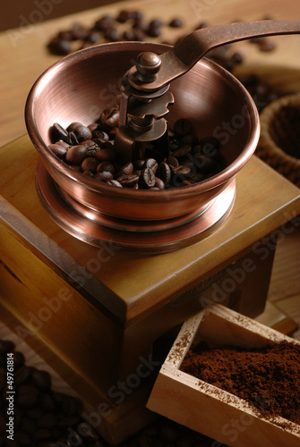 Photo: macinino in legno con chicchi di caffè macinino in legno con chicchi di caffè