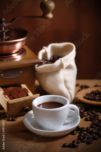 Photo: tazza di caffè espresso con macinino in legno tazza di caffè espresso con macinino in legno