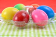 Foto: Bunte Ostereier auf dem Tisch Bunte Ostereier auf dem Tisch