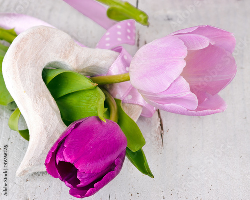 Photo: Herzlicher Gruß: Holzherz mit Tulpen Herzlicher Gruß: Holzherz mit Tulpen