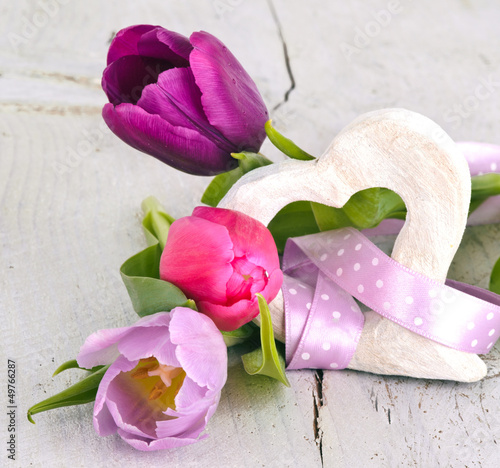 Photo: Herzlicher Gruß: Zwei Holzherzen mit Tulpen Herzlicher Gruß: Zwei Holzherzen mit Tulpen