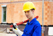 Lehrling / Azubi. Bauarbeiter auf Baustelle mit He
