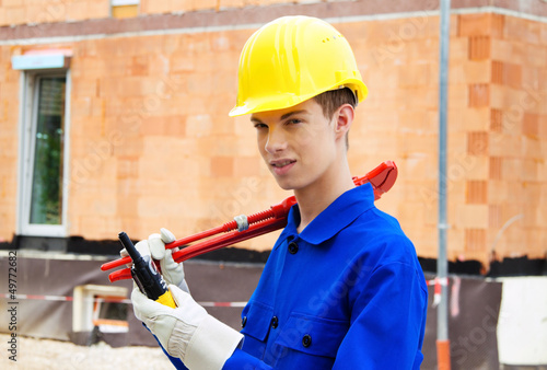 Photo: Lehrling / Azubi. Bauarbeiter auf Baustelle mit He Lehrling / Azubi. Bauarbeiter auf Baustelle mit He