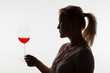 Frau mit Rotwein im Weinglas