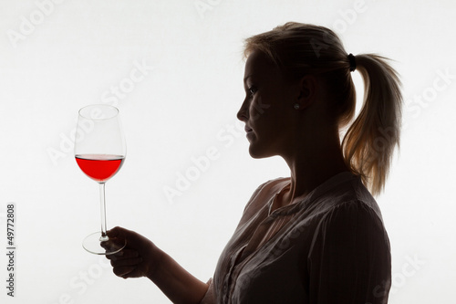 Photo: Frau mit Rotwein im Weinglas Frau mit Rotwein im Weinglas