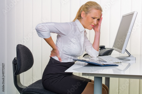 Photo: Frauen im Büro mit Rückenschmerzen Frauen im Büro mit Rückenschmerzen
