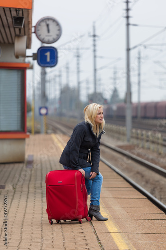 Photo: Frau wartet auf Bahnhof auf ihren Zug Frau wartet auf Bahnhof auf ihren Zug