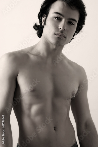 Photo: UOMO a torso nudo UOMO a torso nudo
