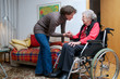 Seniorin im Rollstuhl mit Betreuerin