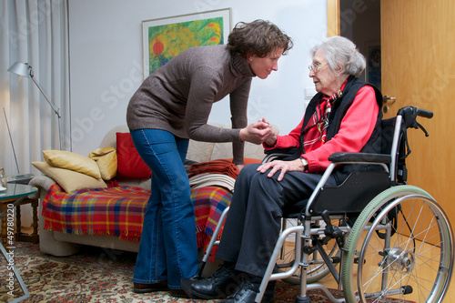 Photo: Seniorin im Rollstuhl mit Betreuerin Seniorin im Rollstuhl mit Betreuerin