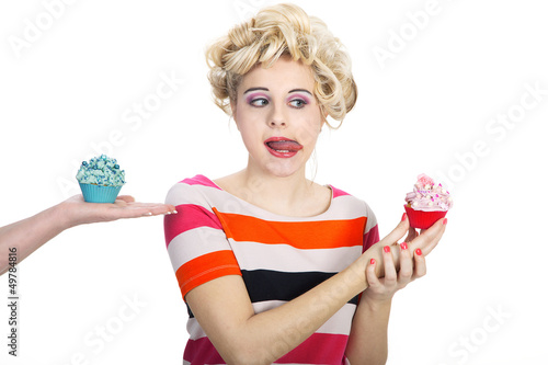 Photo: Junge hübsche Frau im Retro Style mit Cupcakes Junge hübsche Frau im Retro Style mit Cupcakes