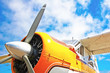 Flugzeug vor blauem Himmel