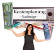 Geschäftsfrau mit Geldscheinen und Aktenordner - Kostenplanung