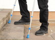 Person mit Kruecken beim Treppensteigen