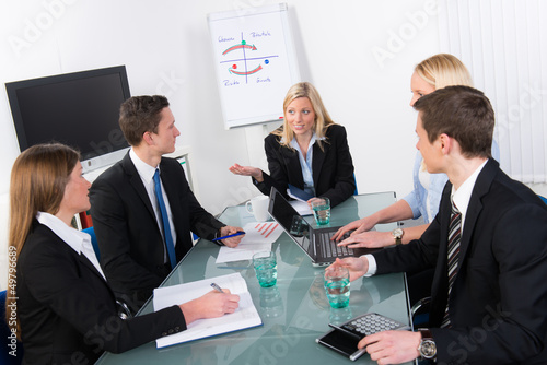 Photo: mitarbieter besprechen das geschäftsjahr mitarbieter besprechen das geschäftsjahr