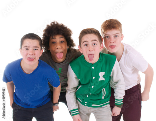 Photo: Teenager strecken Zunge heraus Teenager strecken Zunge heraus